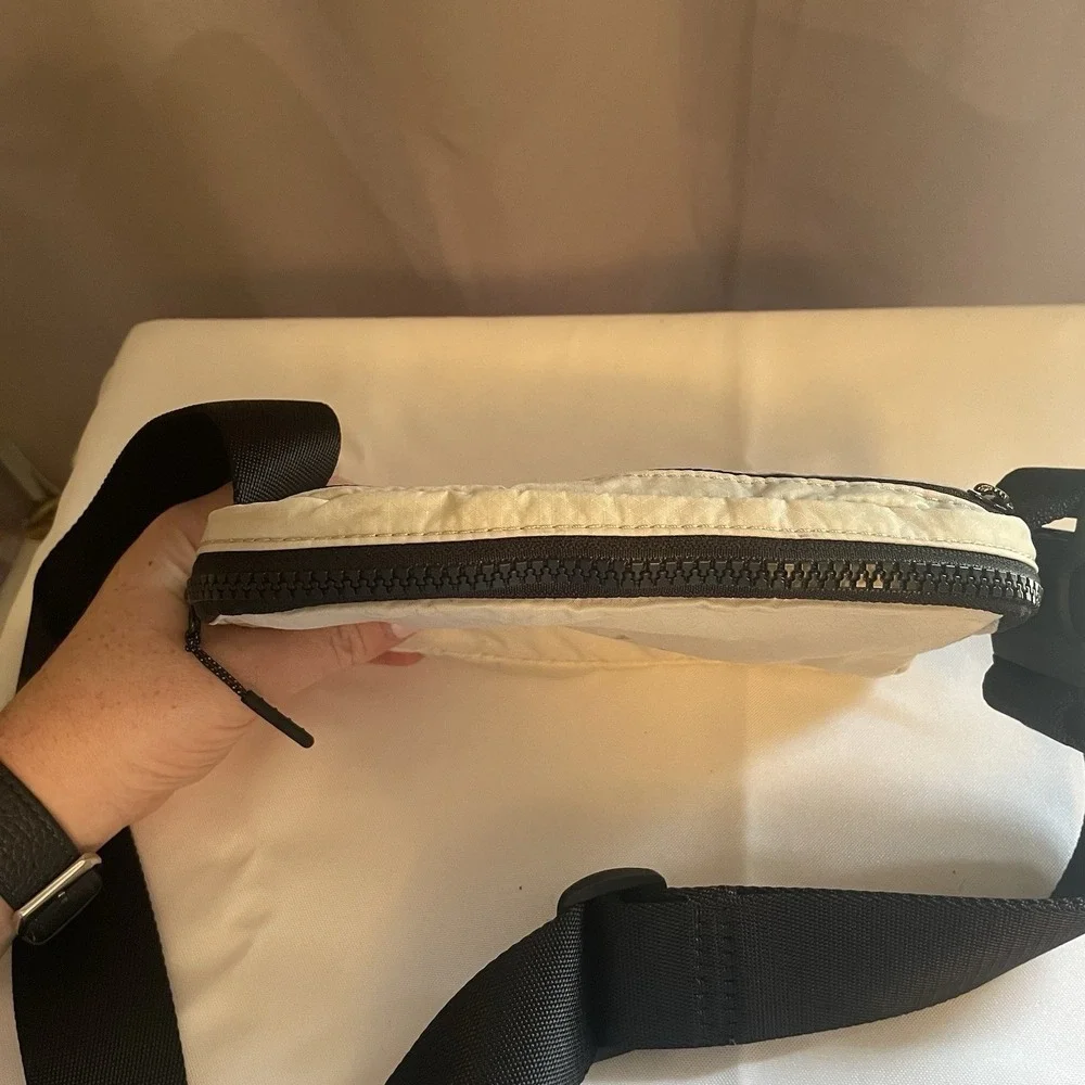 Lululemon Everywhere Offwhite White Nylon Black Belt Fanny Pack Bag Purse